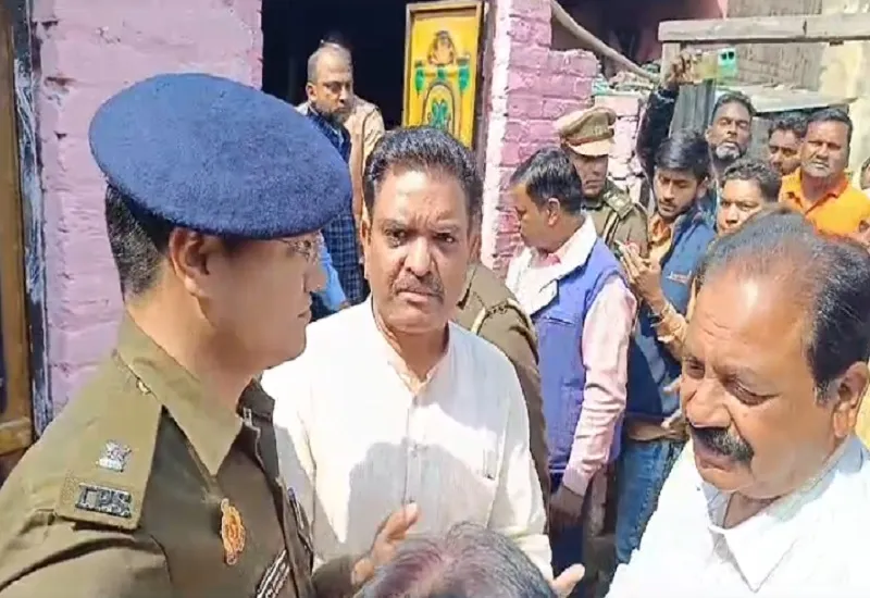 Moradabad : दुष्कर्म पीड़िता के घर पहुंचे मंत्री असीम अरुण, दलित किशोरी के हाथ पर लिखा 'ओम' तेजाब से जलाने और जबरन मांस खिलाने का भी आरोप