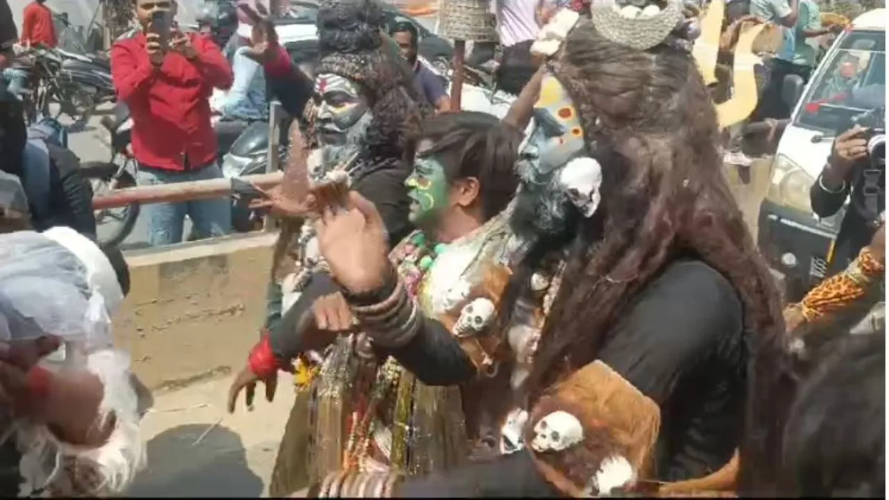 Varanasi Masan Holi 2025 : ...होली खेले मसाने में, रंगोत्सव से पहले हरिश्चंद्र घाट पर चिता की राख से खेली गई होली