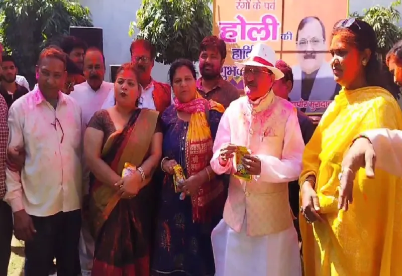 मुरादाबाद : महापौर विनोद अग्रवाल के कैंप कार्यालय पर धूमधाम से मनाई गई होली, जमकर उड़े रंग और गुलाल