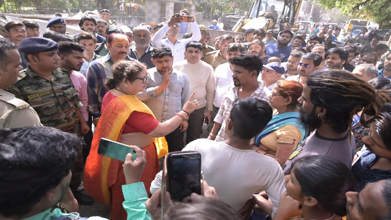 Kanpur News : बाबूपुरवा में मन्दिर, नाले व फुटपाथ पर अतिक्रमण ढहाया, नशेबाजी की शिकायत पर महापौर ने दी चेतावनी