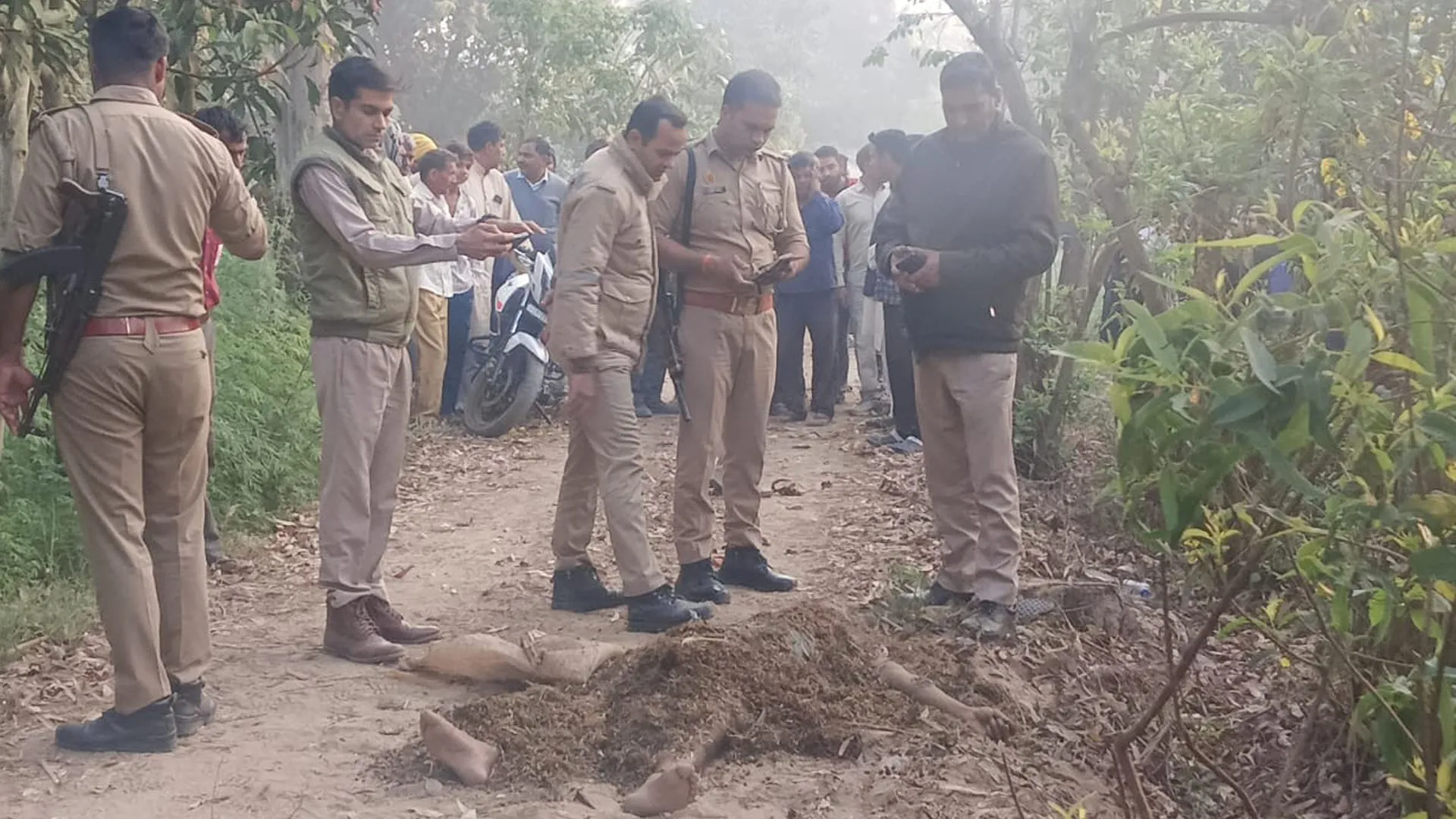 अमरोहा: युवक का शव मिलने से हड़कंप...हाथ पर लिखा है ओम और एमके 