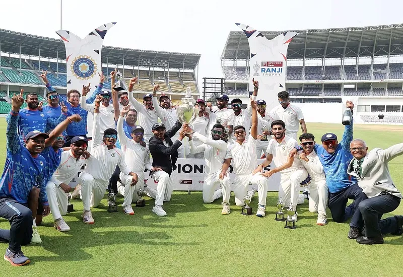 रणजी चैंपियन विदर्भ टीम पर होगी पैसों की बारिश, वीसीए ने की नकद इनाम की घोषणा...अक्षय वाखरे को किया गया सम्मानित 