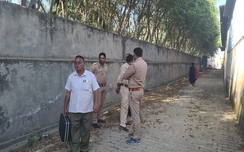 मुरादाबाद :  डाटा अपलोड में पाई गई अनियमितताओं व राज्य कर चोरी को लेकर दो प्रमुख फर्मों पर छापेमारी