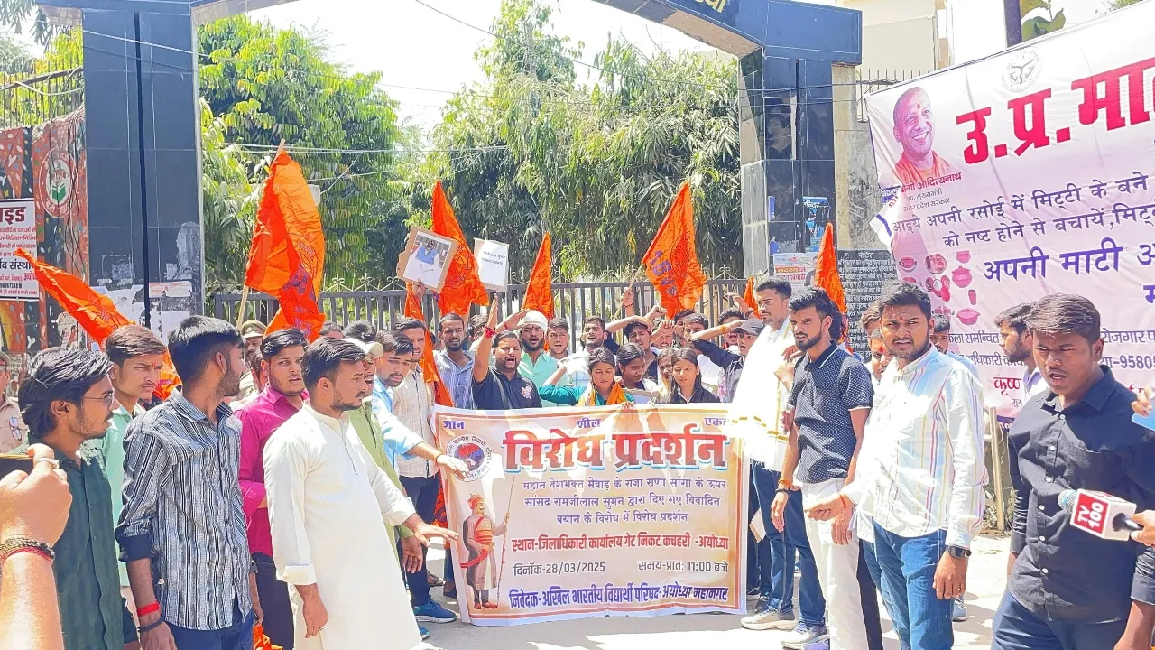 राणा सांगा पर संग्राम : विद्यार्थी परिषद ने फूंका सांसद रामजी लाल सुमन का पुतला, कलेक्ट्रेट पर प्रदर्शन कर जमकर की नारेबाजी