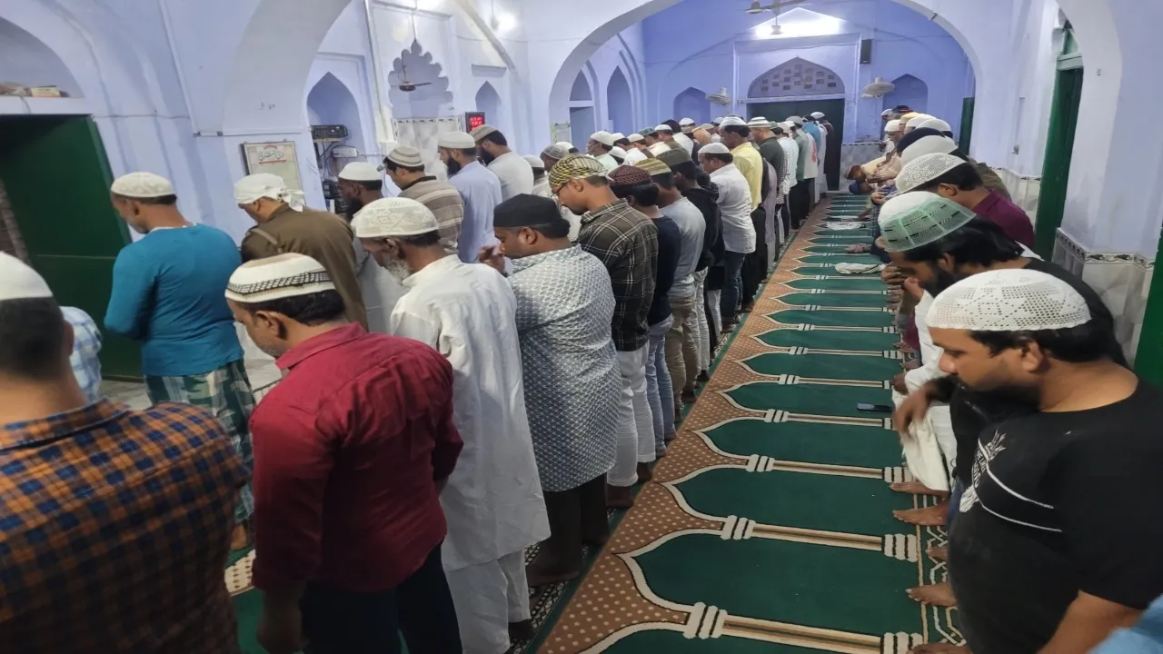 माह-ए-रमजान 2025 : इबादत में गुजरा पहला रोजा,  रोजेदारों ने मांगी दुआ