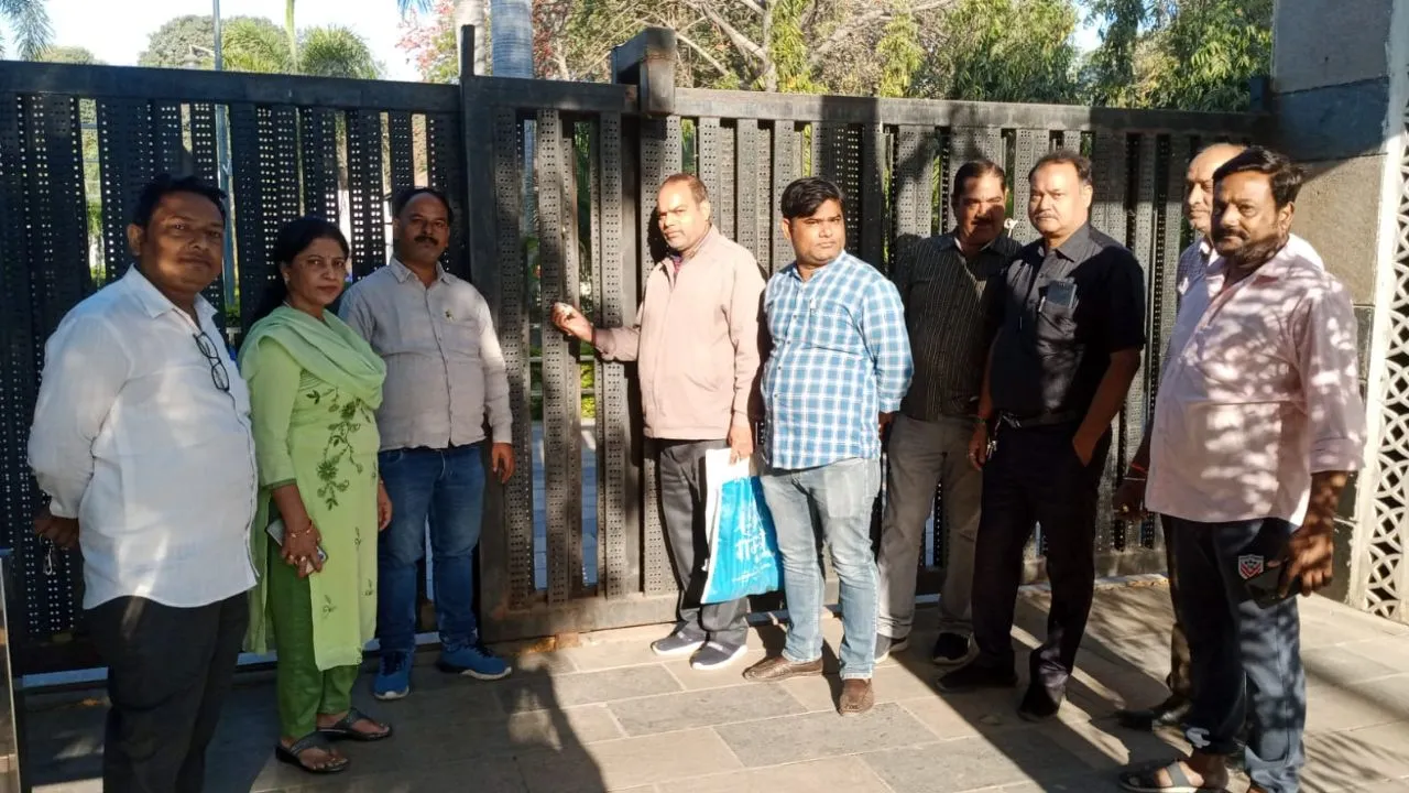 कानपुर नगर निगम की टीम ने की बड़ी कार्रवाई; Lush गार्डन को किया सील