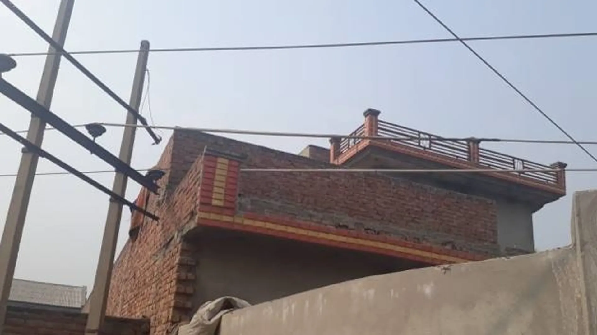 रामपुर: छत से गुजर रही थी HT लाइन...पतंग निकालने की कोशिश में झुलसा बालक