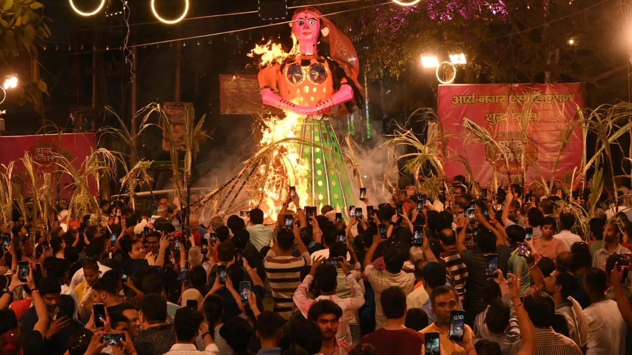 Kanpur: आचार्यों ने मंत्रोच्चार कर दहन कराई होलिका, लगाई परिक्रमा, अबीर-गुलाल लगाकर लोगों ने दी होली की बधाई, गले मिले