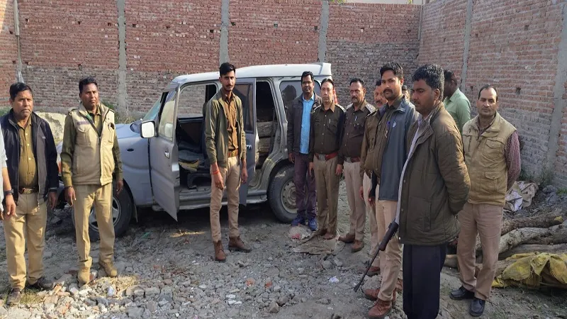 रामपुर : वन विभाग ने 150 क्विंटल खैर की लकड़ी पकड़ी, वन तस्कर फरार...एक बाइक और कार को किया सीज