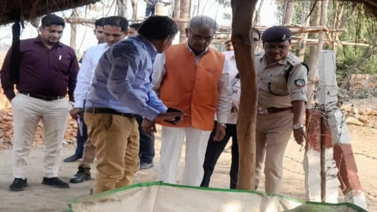 Bahraich News : वन मंत्री ने नर्सरी में लगे पौधों के विकास पर जताया संतोष, बोले- पौधों की देखभाल के साथ देते रहे खाद पानी