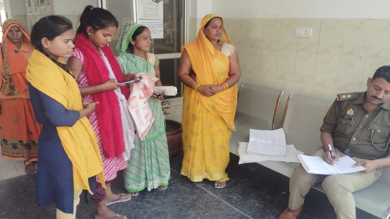 Barabanki News : बैंकिंग नियमों की भेंट चढ़ी वृद्धा, बैंक में ही तोड़ा दम