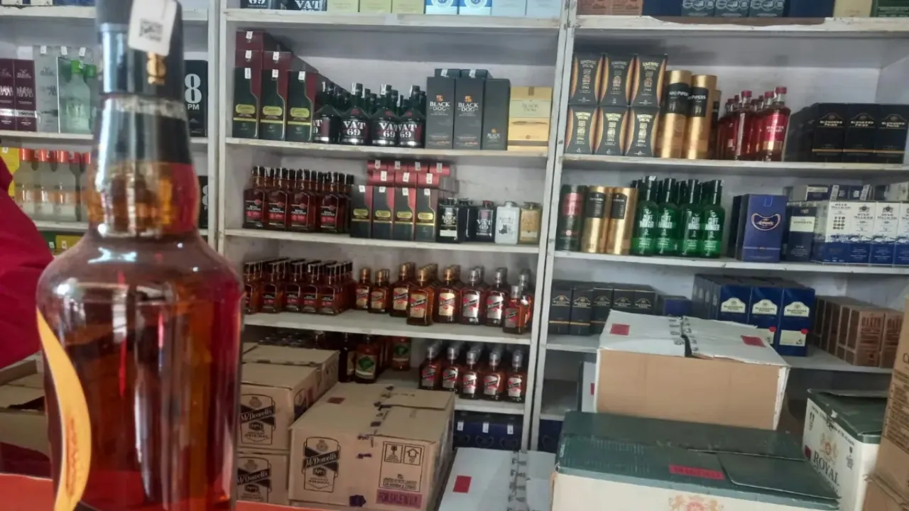 Barabanki News : ई-लाटरी के माध्यम से 401 आबकारी दुकानों का आवंटन, डीएम एसपी रहे मौजूद 