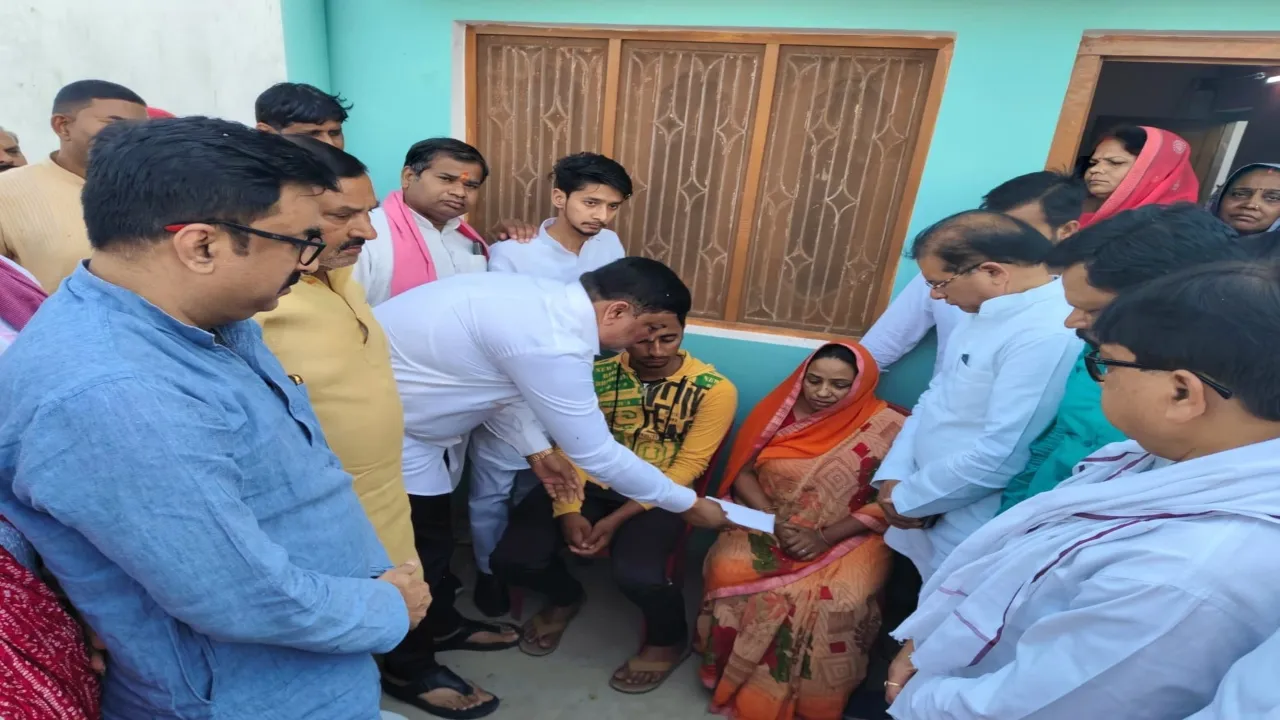 Ayodhya News : समाजवादी पार्टी ने शिवम यादव के परिजनों को दी आर्थिक सहायता 