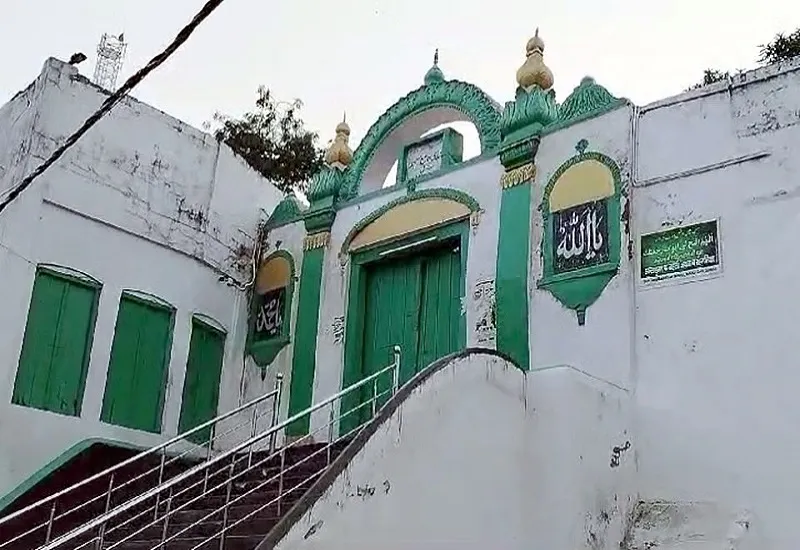 संभल की जामा मस्जिद में दूसरे दिन भी रंगाई-पुताई का काम जारी, LED फोकस लाइटों को भी लगाया गया