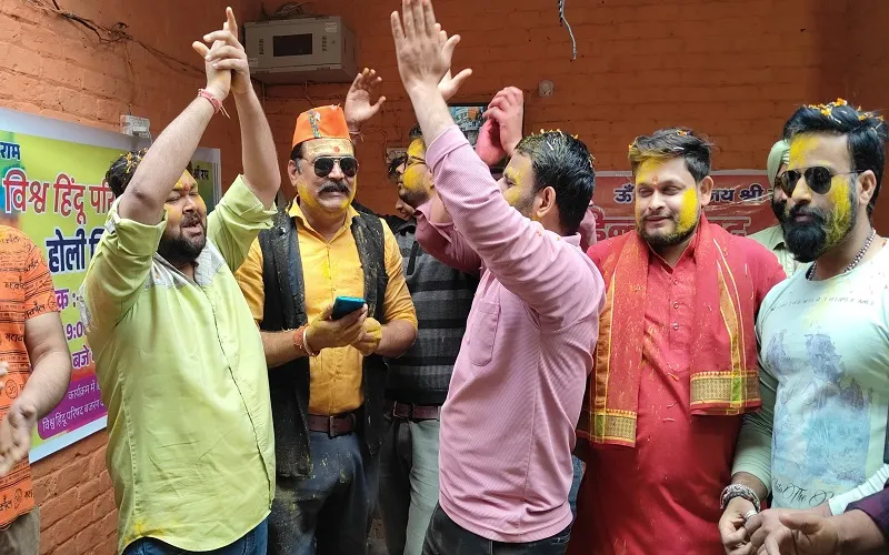 संभल में 46 साल बाद खुले प्राचीन मंदिर पर लोगों ने खेली फूलों की होली, गूंजे होली के गीत 