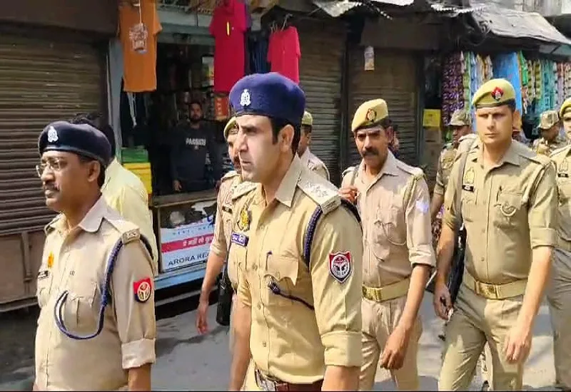 संभल में रंग एकादशी पर कड़े सुरक्षा प्रबंध, एएसपी और सीओ ने निकाला पैदल मार्च 