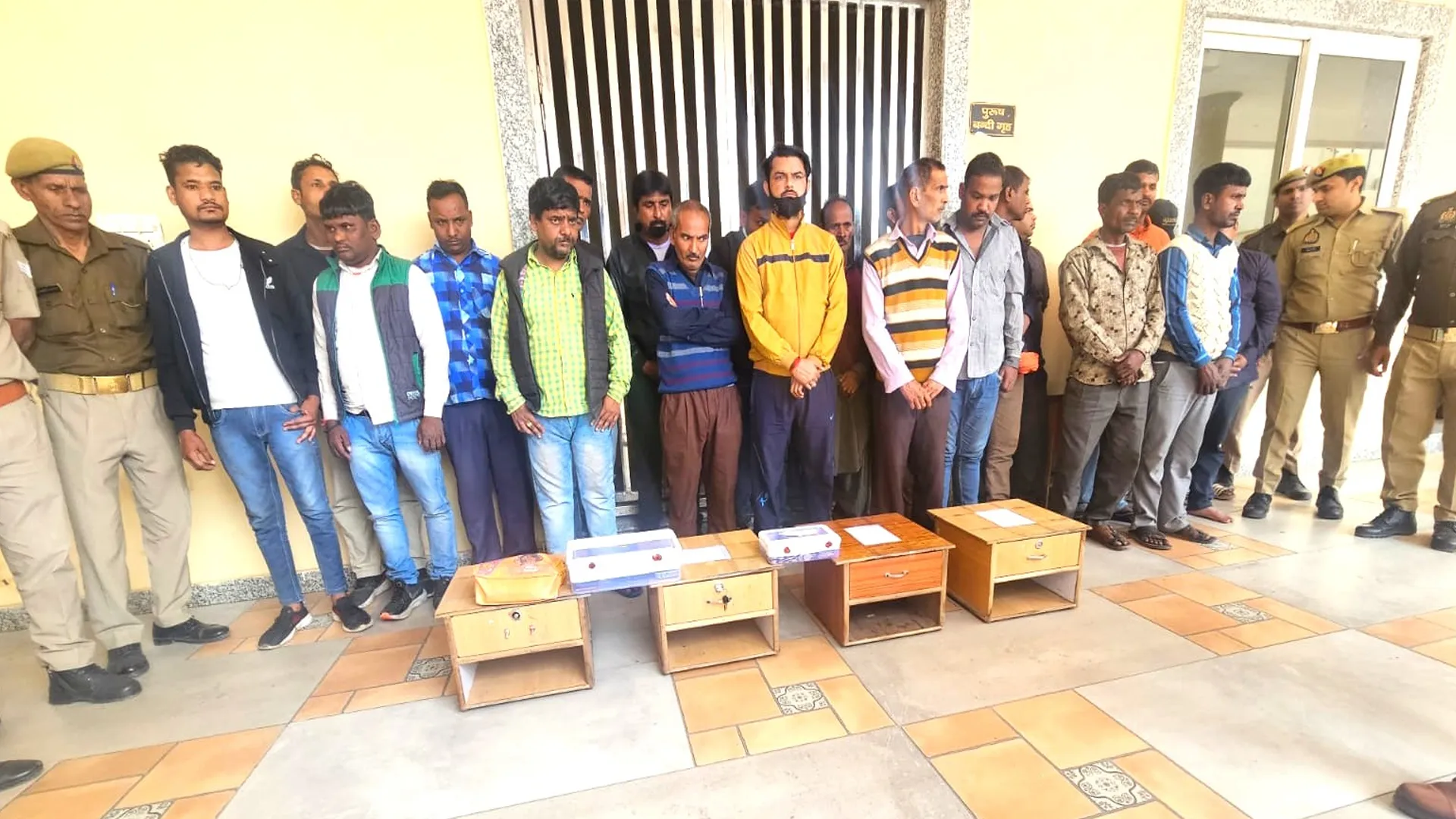 Bareilly: कालीबाड़ी में बड़े सट्टा कारोबार का भंडाफोड़...22 सटोरियों को बंद मकान से पकड़ा