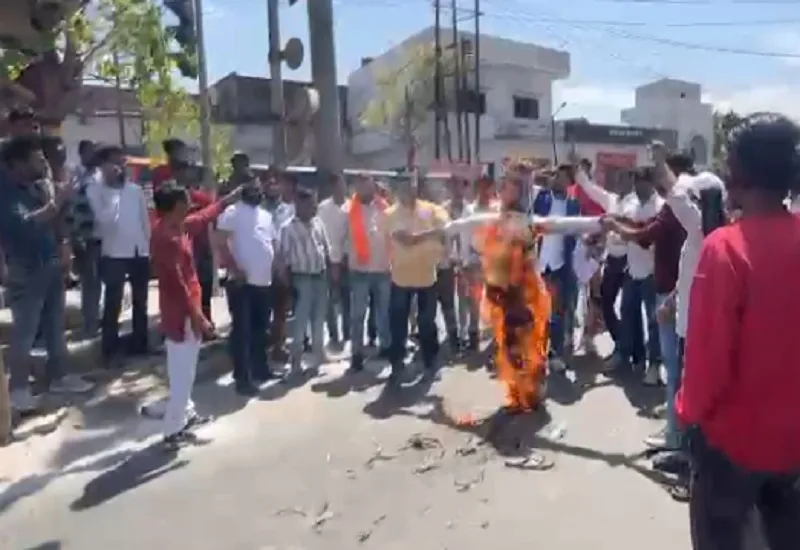 मुरादाबाद : सड़क पर उतरी करणी सेना, सपा सांसद रामजीलाल सुमन का फूंका पुतला...हिंदुओं से एकजुट होने का किया आह्वान