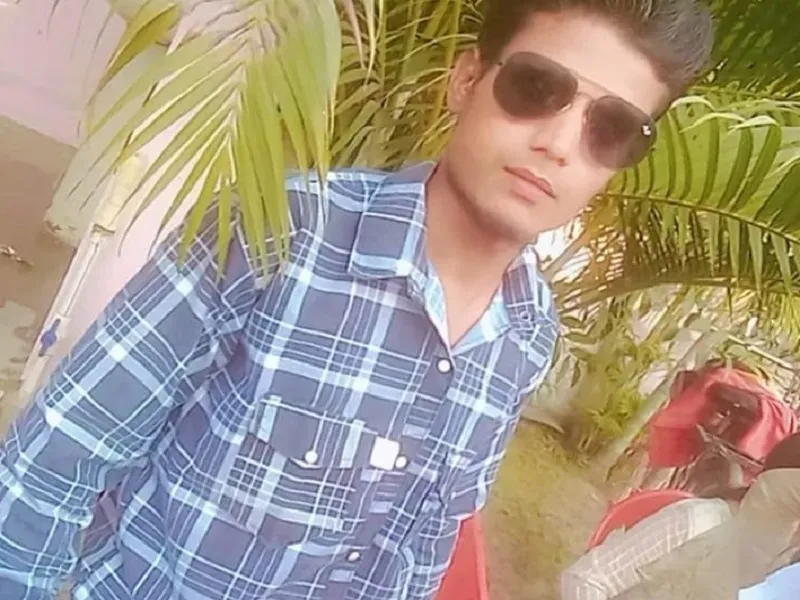 Rampur : सड़क हादसे में राजमिस्त्री की मौत, कार ने बाइक में मारी टक्कर...परिजनों में कोहराम