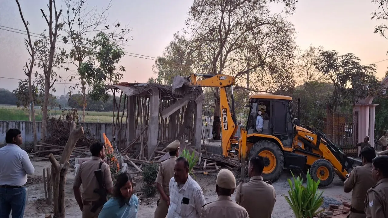 Ayodhya News : सार्वजनिक स्थल से हटाई गई सपा नेता की प्रतिमा