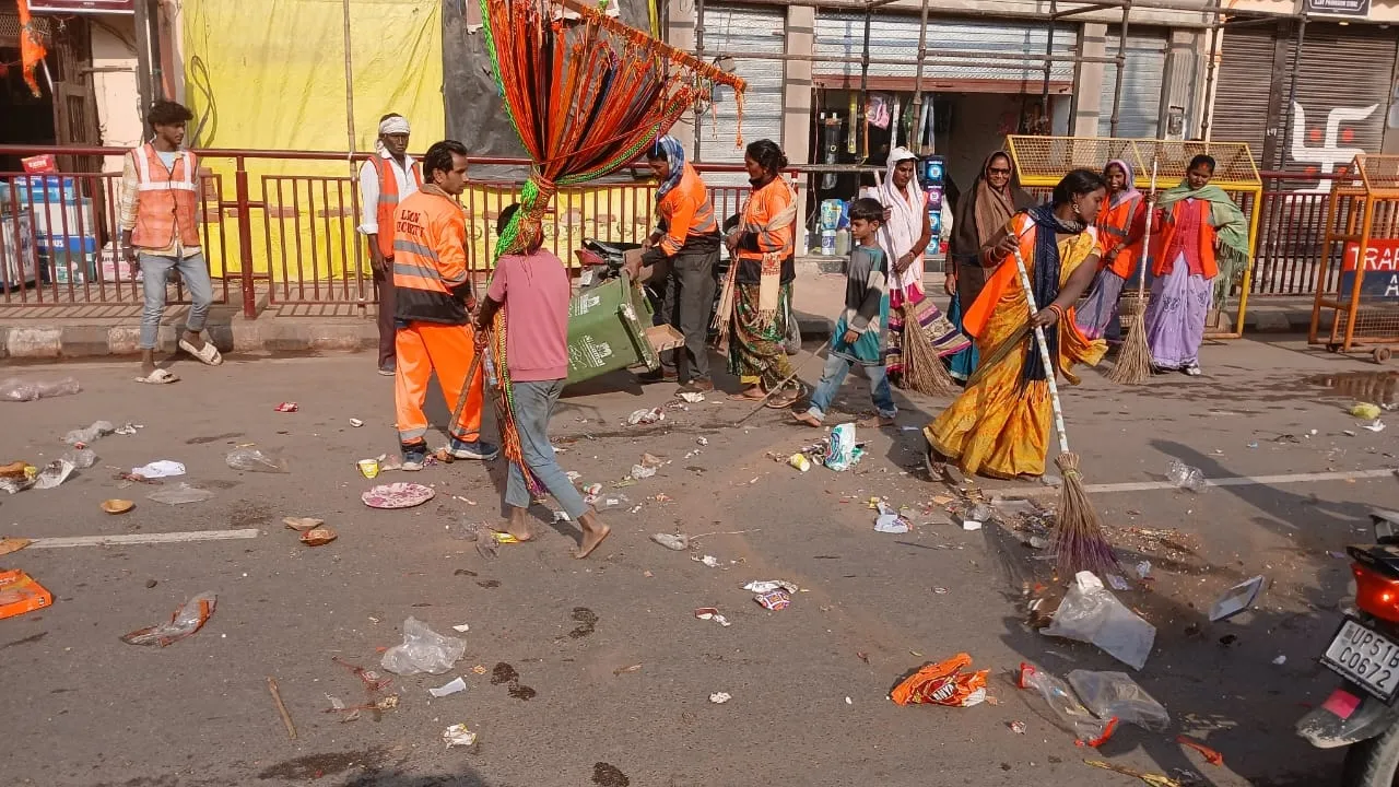 Ayodhya News : वेतन न मिलने पर सफाई कर्मियों ने रामपथ पर बिखेरा कूड़ा