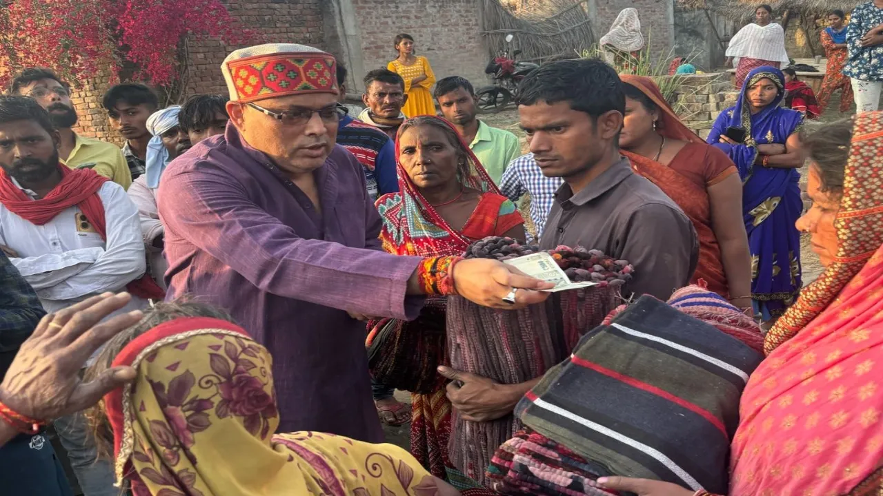 Ayodhya News: समाजसेवी ने 50 से अधिक अग्नि पीड़ितों के पोंछे आंसू ,बांटी राहत सामग्री 