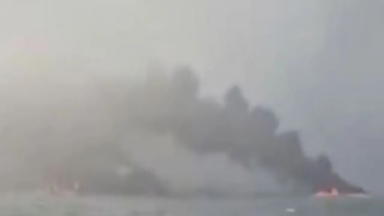  ब्रिटेन में बड़ा समुद्री हादसा: ऑयल टैंकर और कार्गो शिप के बीच टक्कर, लगी भीषण आग, राहत एवं बचाव कार्य जारी