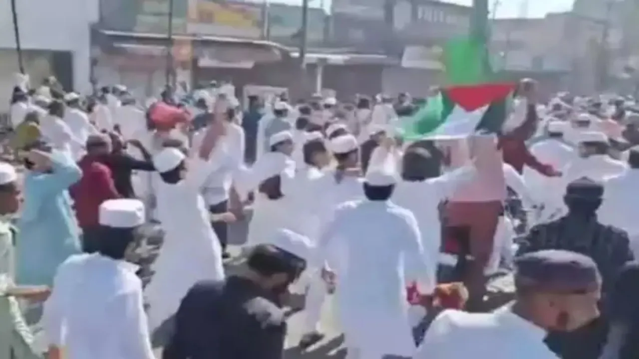 Saharanpur News : कुछ युवकों ने ईद की नमाज के बाद फिलिस्तीन झंडा लहराया