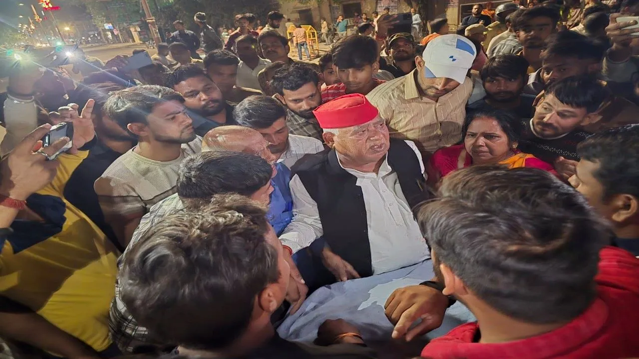 अयोध्या: हादसे में गई युवक की जान, परिवार का आरोप SDM के उत्पीड़न से था परेशान, जिला अस्पताल के सामने शव रख किया प्रदर्शन