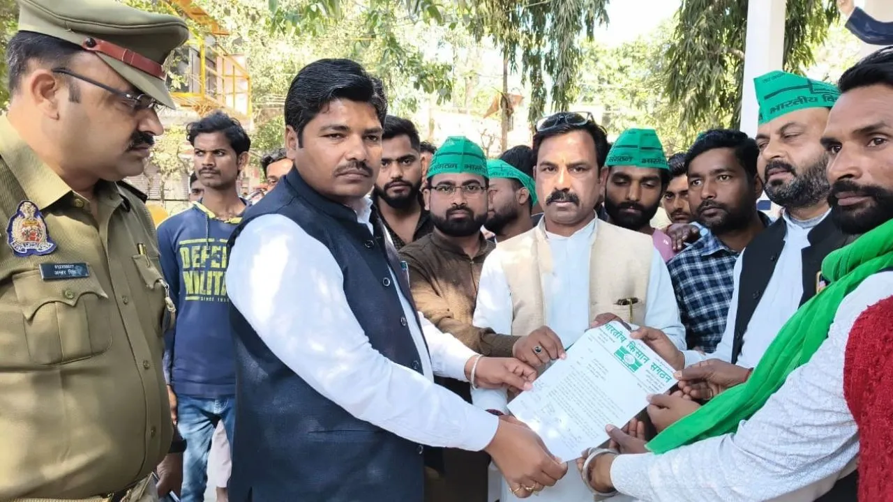 लखीमपुर खीरी: भाकिसं को डीएम कार्यालय पर जाने से रोका, पुलिस से हुई तीखी बहस 