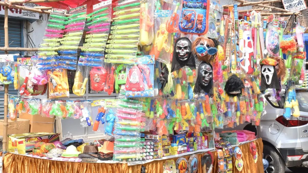 पीलीभीत: होली के रंगों से सज गया बाजार, पिचकारी और गुलाल की धूम