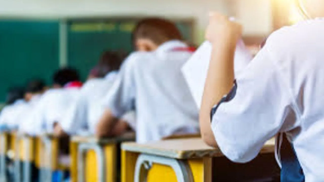 लखीमपुर खीरी: कई छात्रों ने छोड़ी परीक्षा, पहली पाली में 3094 और दूसरी पाली में 149 गैर हाजिर