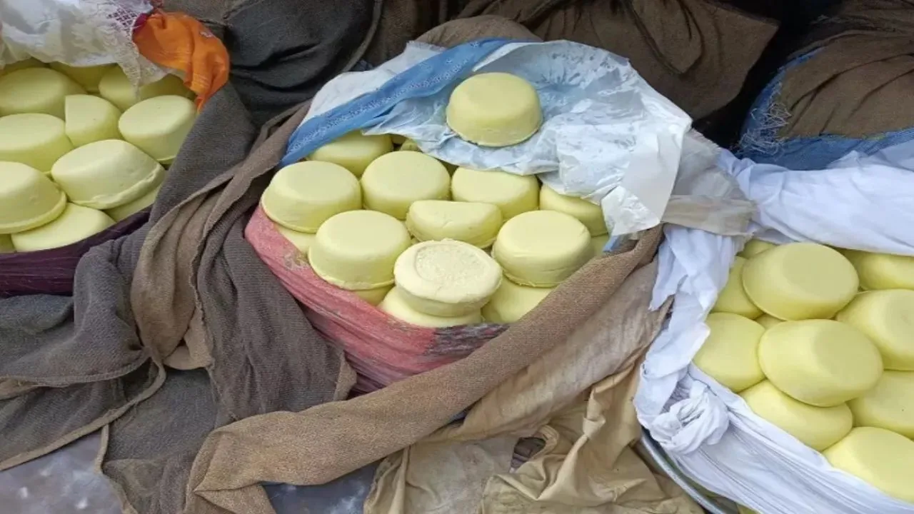 लखीमपुर खीरी: खाद्य सुरक्षा टीम ने की छापेमारी, 10 नए सैंपल जांच के लिए भेजे लखनऊ 