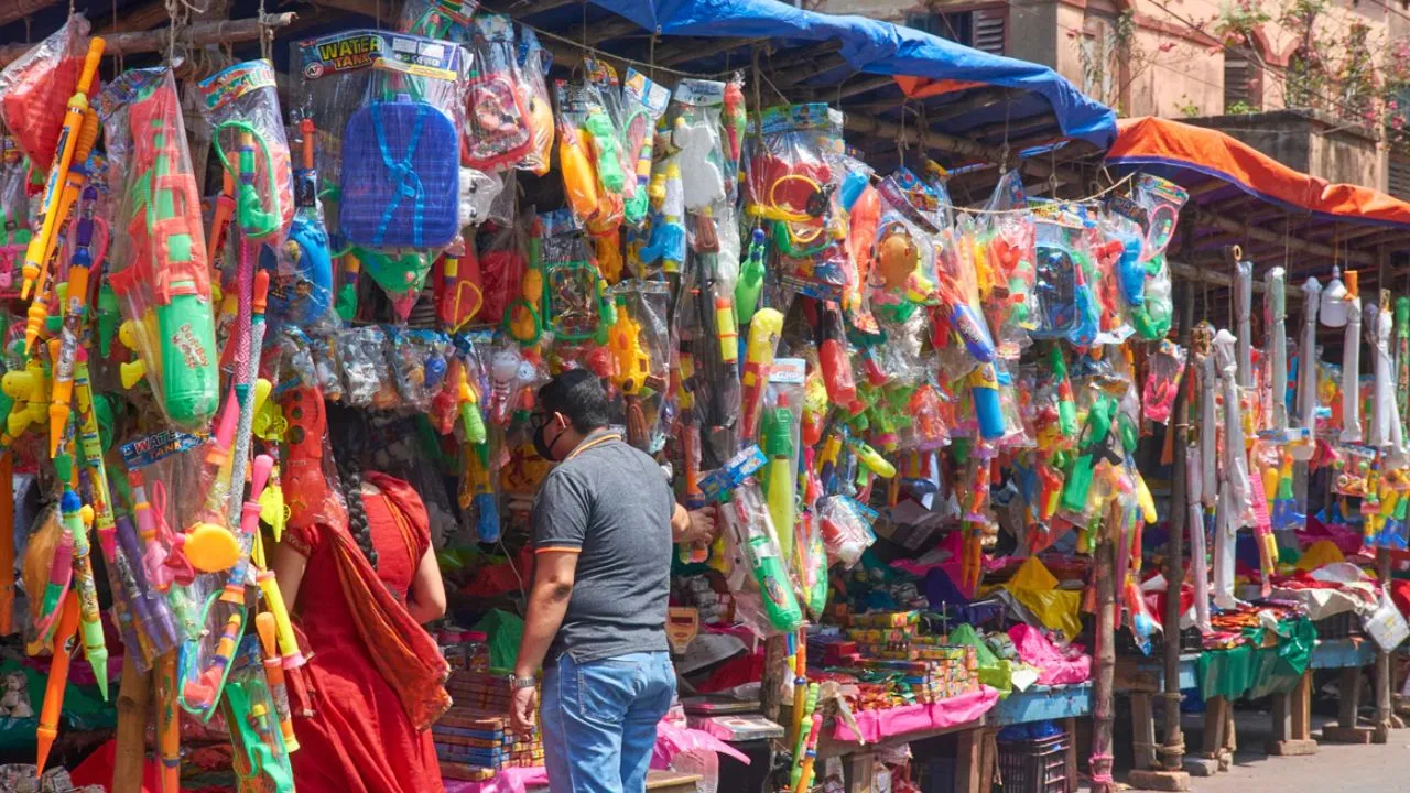 बदायूं: होली के लिए बाजारों में भगवा रंग का क्रेज, व्यापारियों ने जताई अच्छी बिक्री की उम्मीद