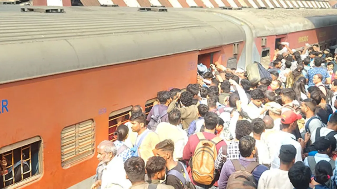 लखीमपुर खीरी: होली के बाद ट्रेनों में उमड़ी भीड़, रोडवेज ने बढ़ाए बसों के फेरे