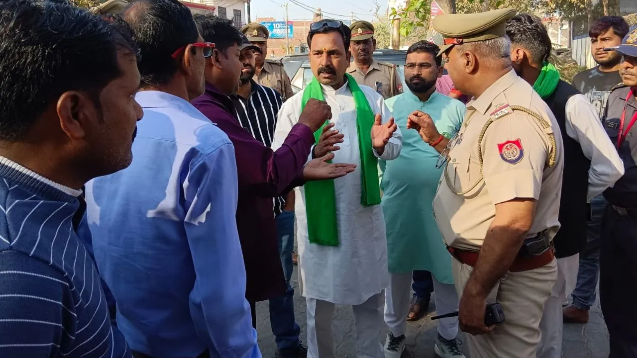 लखीमपुर खीरी: भाकिसं ने गैस प्लांट प्रशासन के खिलाफ उठाई आवाज, मजदूरों के हित में किया प्रदर्शन