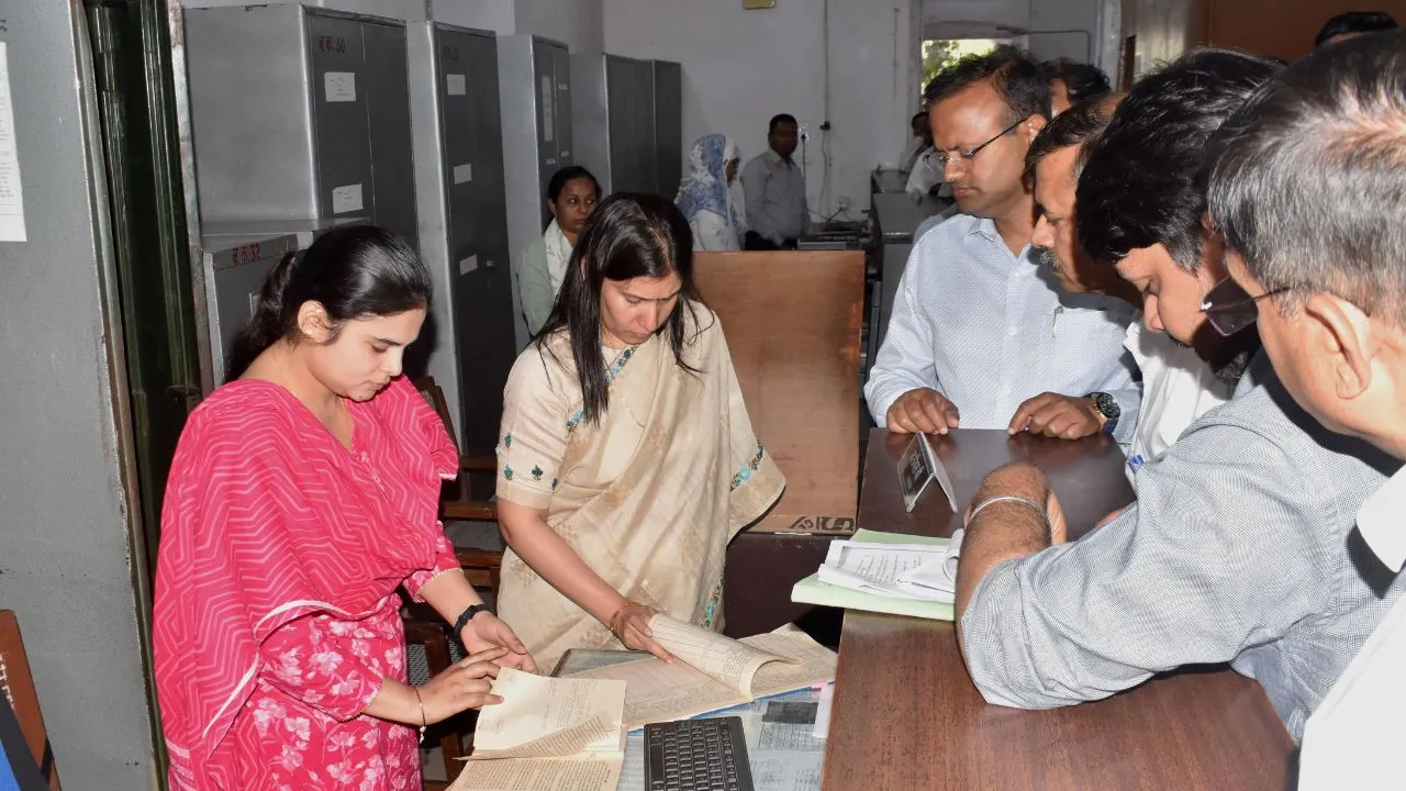 बरेली: कलेक्ट्रेट निरीक्षण में गंभीर खामियां, कमिश्नर ने अधिकारियों को लगाई कड़ी फटकार