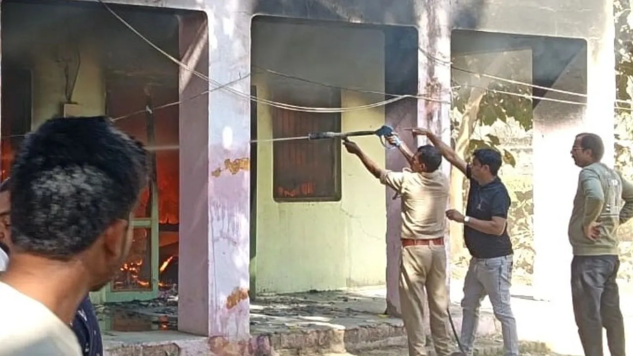 लखीमपुर खीरी: सीएचसी मोहम्मदी के स्टोर रूम में लगी भीषण आग, लाखों का हुआ नुकसान