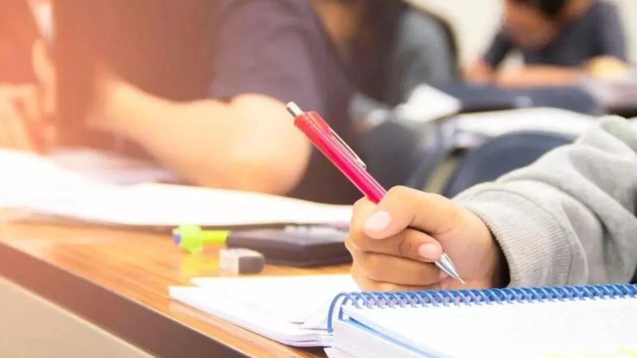 पीलीभीत: सीबीएसई 12वीं अर्थशास्त्र के पेपर में  656 छात्र ने दी परीक्षा, 15 गैरहाजिर