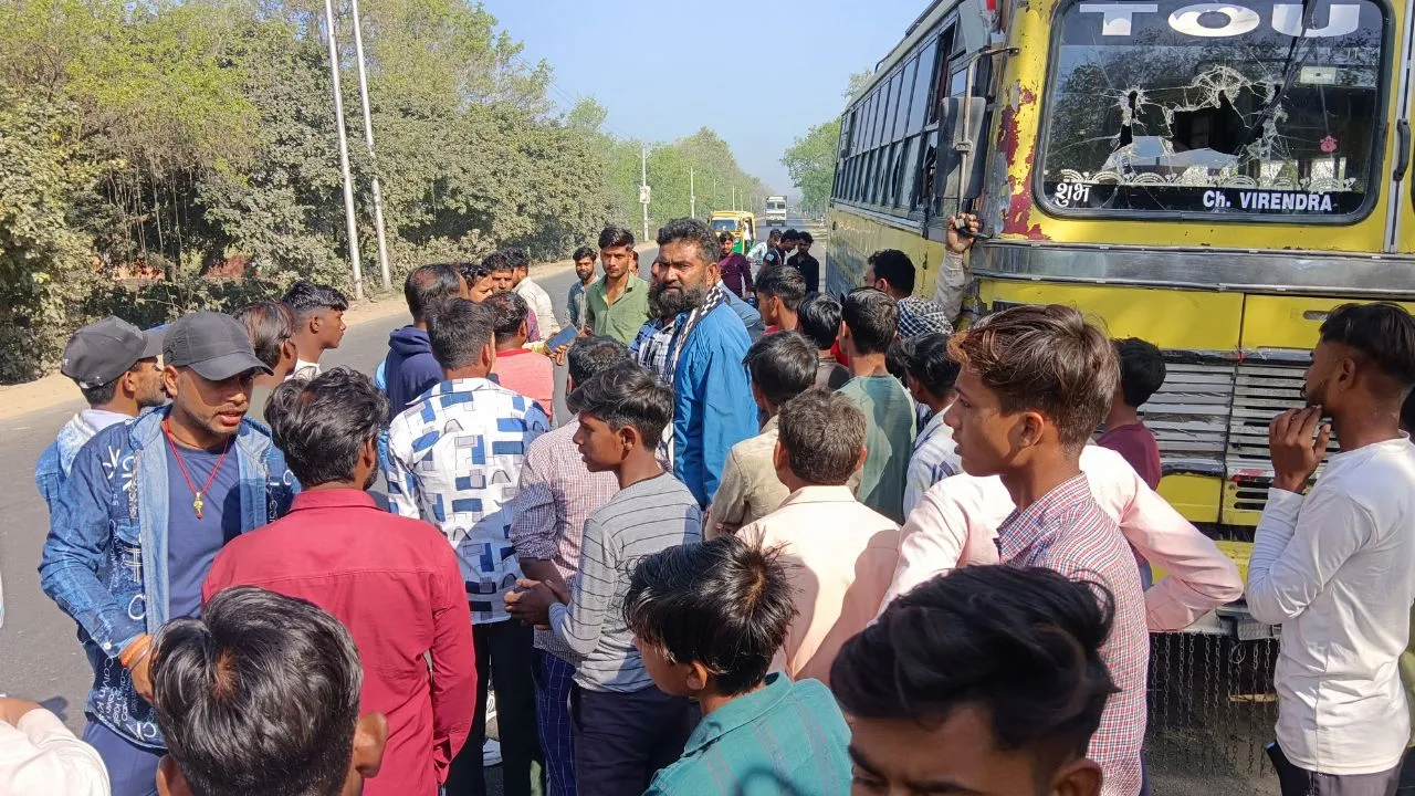 पीलीभीत: खुटार मार्ग पर कार सवारों ने पांच बसों में की तोड़फोड़, चालकों के साथ मारपीट