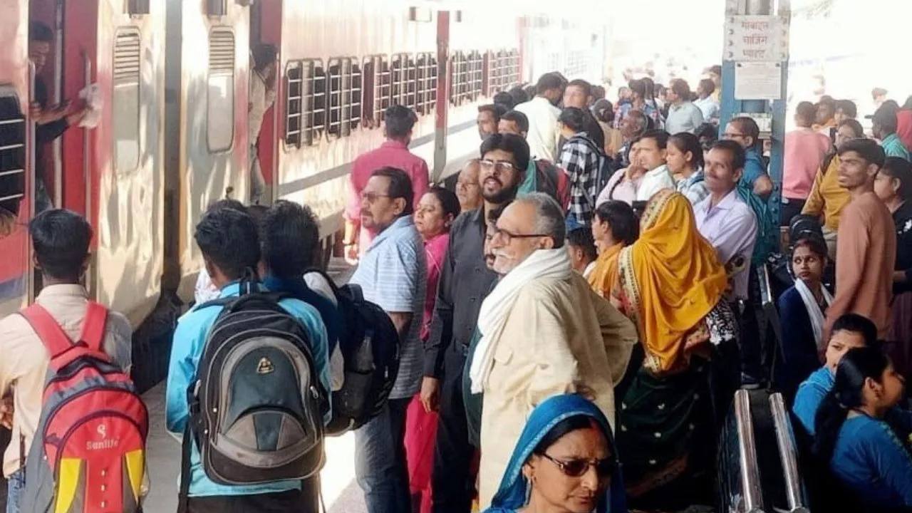 पीलीभीत में पूर्णागिरि धाम जाने वाली ट्रेनों और बसों में भारी भीड़, श्रद्धालु हो रहे परेशान