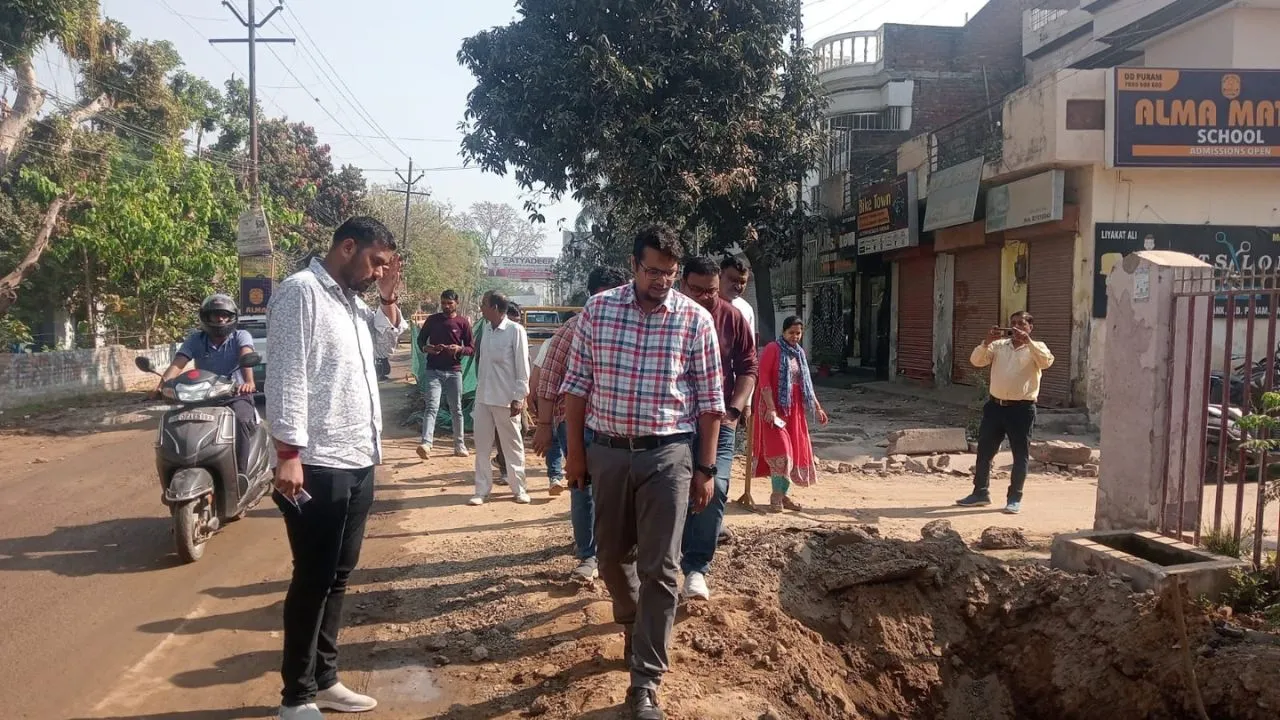 बरेली में खुदाई के दौरान सुरक्षा की नई व्यवस्था, रात को रिफ्लेक्टर और बैरिकेडिंग जाएंगे लगाए 