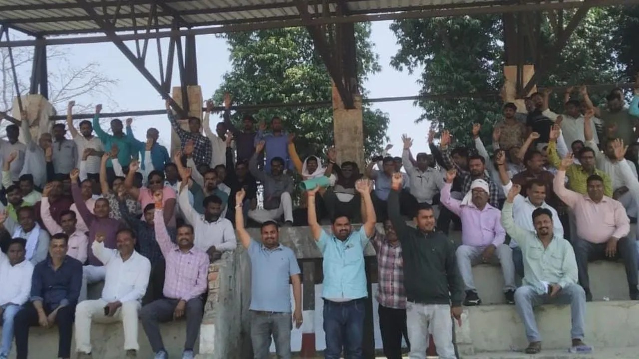 लखीमपुर खीरी: एंटी करप्शन टीम से नोकझोंक, एपीओ की गिरफ्तारी पर कर्मचारियों का विरोध