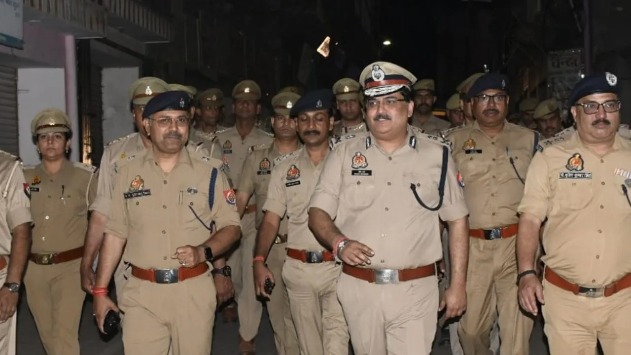 बदायूं में त्योहारों के दौरान सुरक्षा की कड़ी व्यवस्था, सादा कपड़ों में तैनात पुलिसकर्मी 