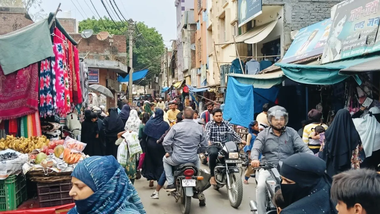 कासगंज: ईद की तैयारियों के चलते बाजारों में रौनक, खरीदारी में जुटे लोग 