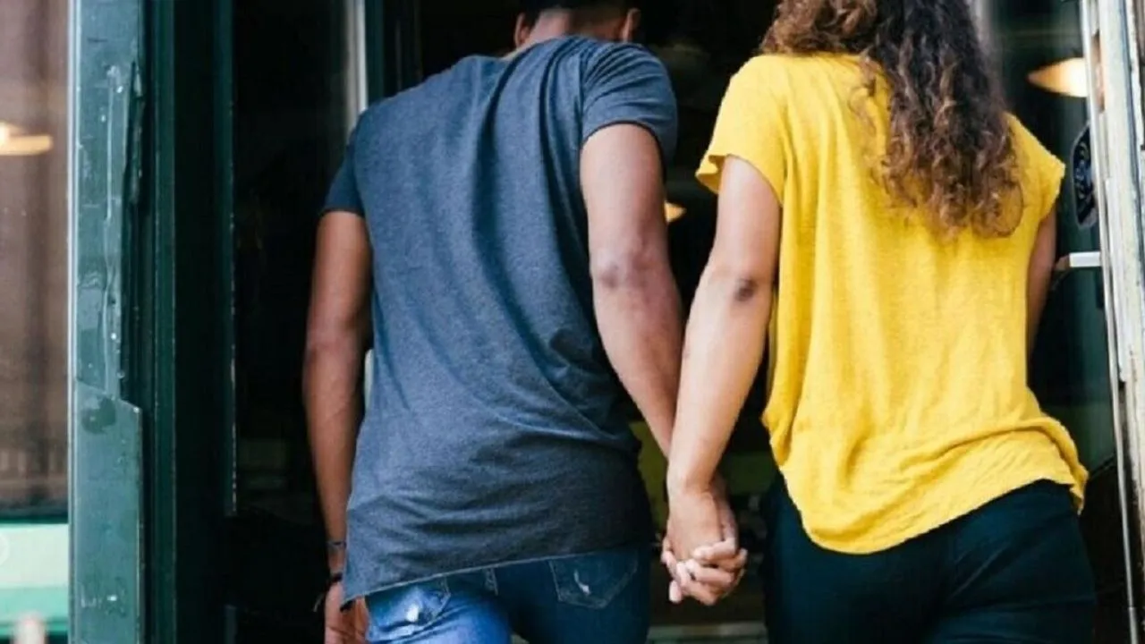 पीलीभीत: प्रेमी का हाथ पकड़कर थाने पहुंची किशोरी, शादी की जिद पर रही अड़ी 