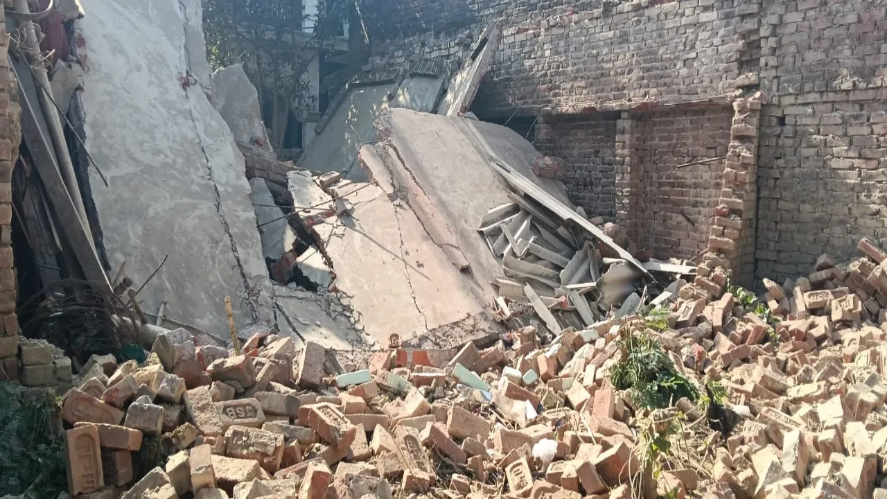 घरेलू सिलेंडर ब्लास्ट : तेज धमाके से मकान की छत उड़ी, भरभरा कर गिरी दीवार