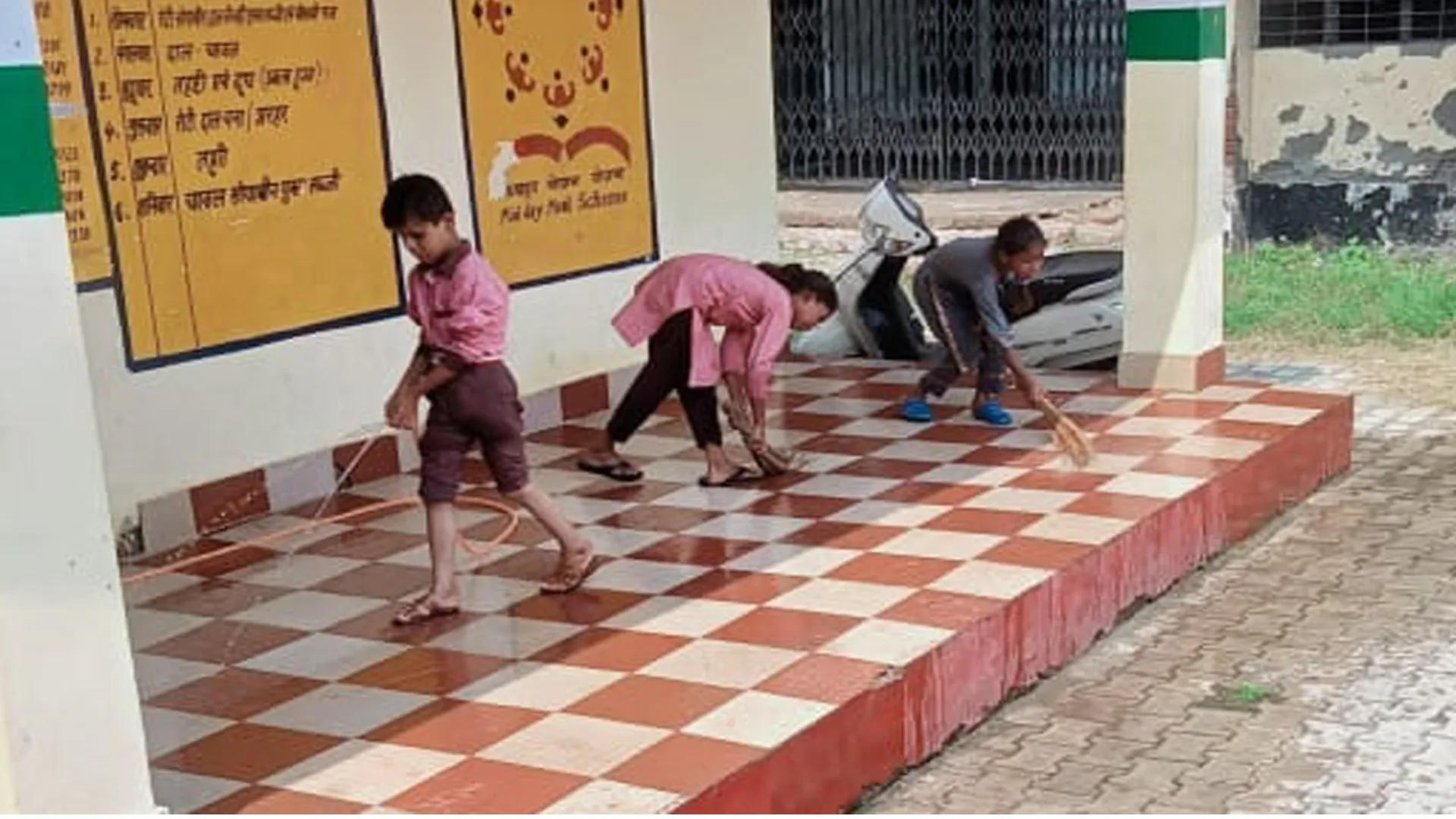 रामपुर: सरकारी स्कूल में पढ़ाई दरकिनार...बच्चों से करवाई जा रही सफाई 