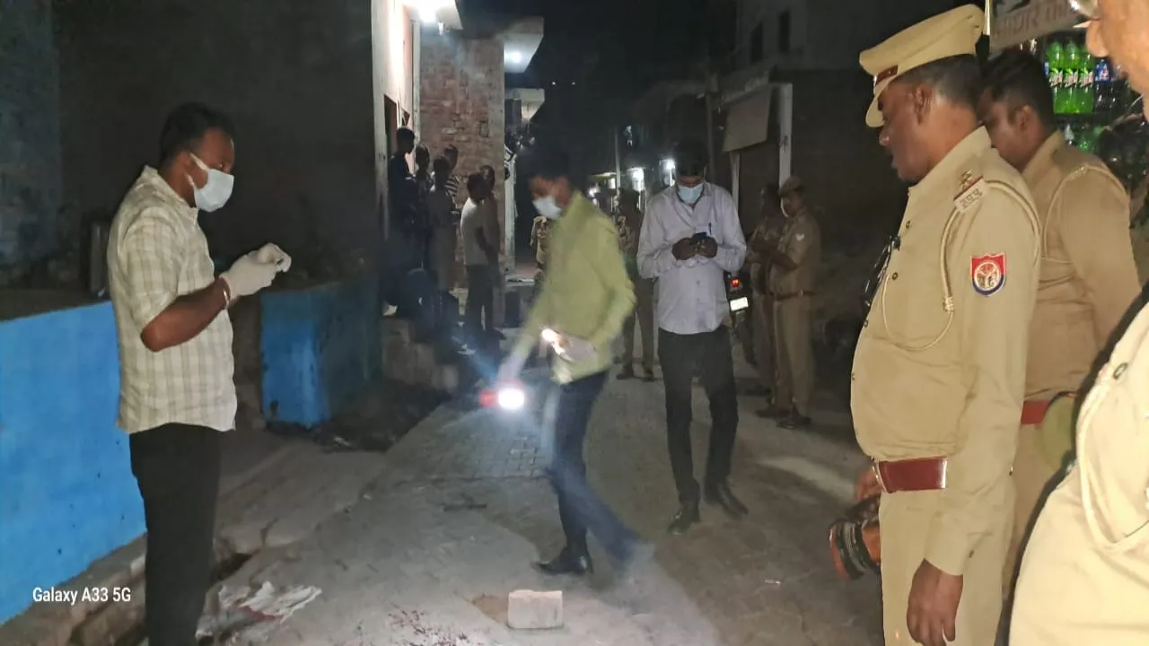 Hardoi News : शराब के नशे में धुत युवक की लाठियों से पीट-पीट कर हत्या, मूक दर्शक बनी रही भीड़