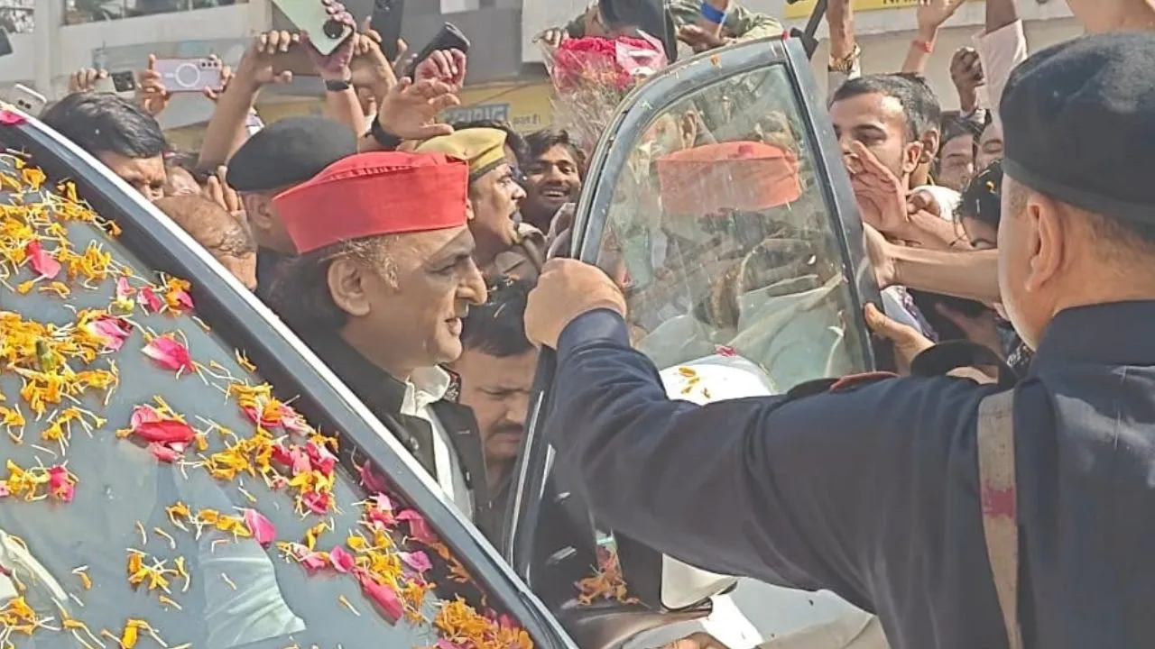 Hamirpur पहुंचे अखिलेश यादव, कार्यकर्ताओं ने किया जोरदार स्वागत, सपा सुप्रीमो ने उठाया राठ विराट पेयजल योजना का मुद्दा, कहा ये...